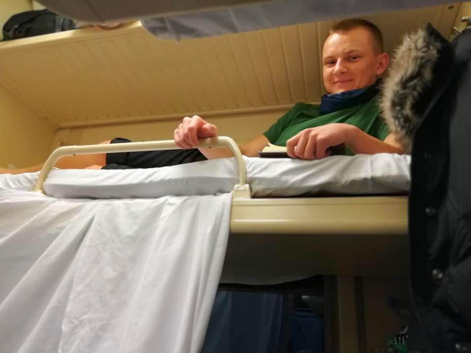 Frederik ligger i køjeseng i et russisk tog på den transsibiriske jernbane under solorejse gennem Rusland.