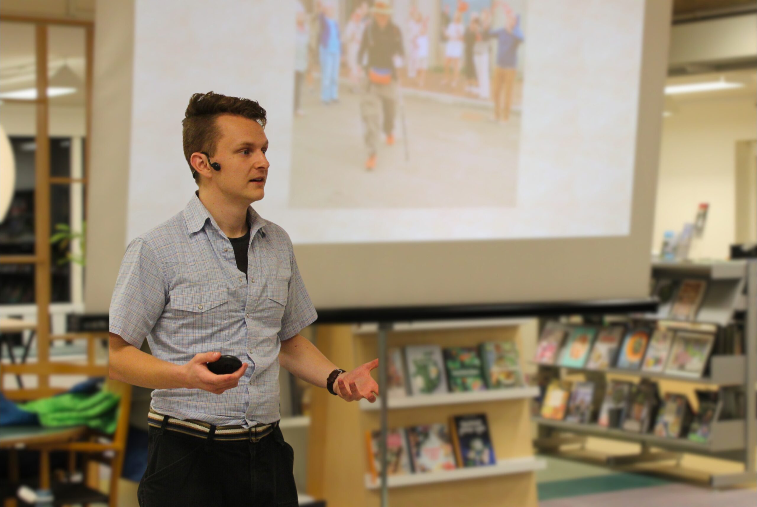 Frederik Christensen holder foredrag for et engageret publikum på Skævinge Bibliotek