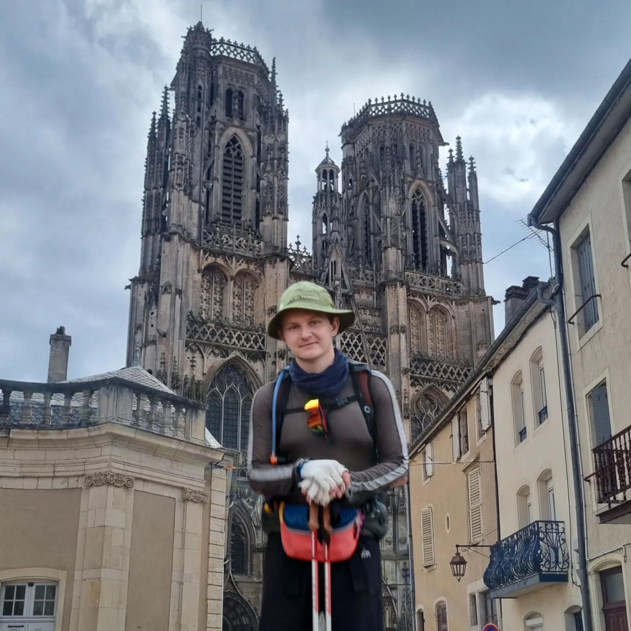 Frederik Christensen foran fransk katedral på pilgrimsvandring til Santiago de Compostela