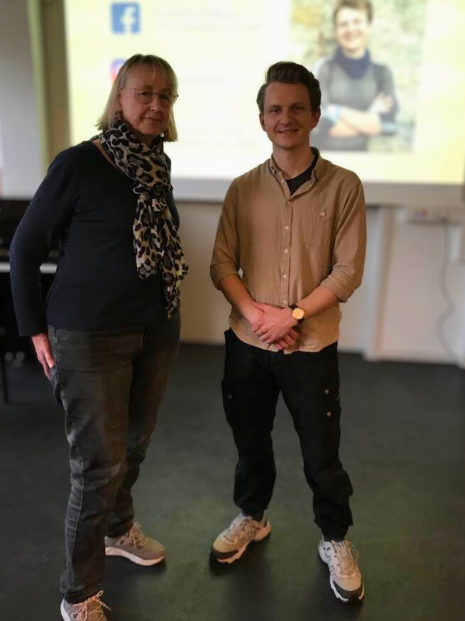 Frederik Christensen står sammen med en tilfreds arrangør