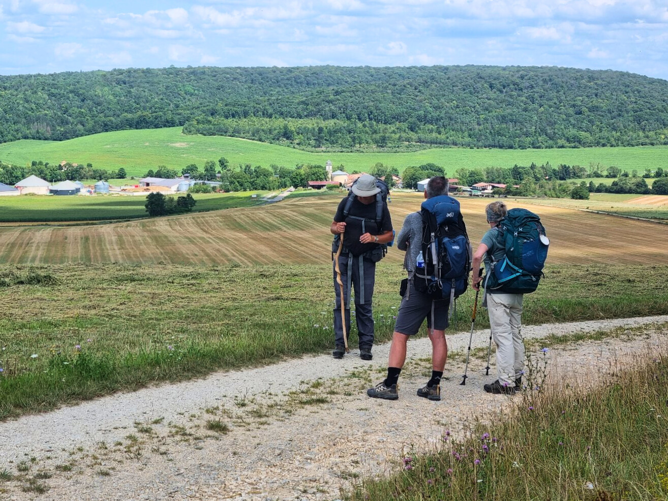 Pilgrimme på Caminoen i Frankrig under pilgrimsvandring mod Santiago de Compostela